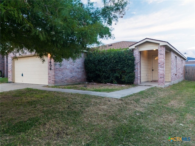 view of front of property featuring a front yard and a garage