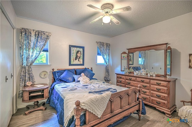 4701 Hickory Rd, Temple, TX 76502 - bedroom featuring wood finished floors, a textured ceiling, a closet, and a ceiling fan