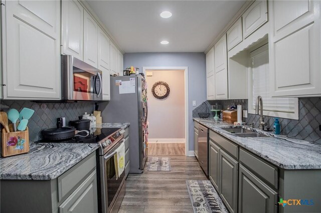 111 Lexington Ln, Victoria, TX 77901 - kitchen with recessed lighting, stainless steel appliances, a sink, decorative backsplash, and gray cabinetry