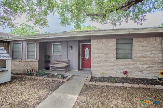 111 Lexington Ln, Victoria, TX 77901 - view of front facade featuring brick siding and covered porch