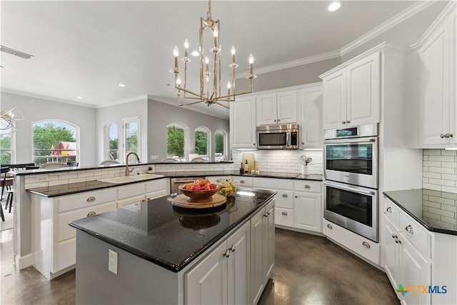 810 Pinnacle Pkwy, New Braunfels, TX 78132 - kitchen with stainless steel appliances, a sink, a chandelier, concrete flooring, and recessed lighting