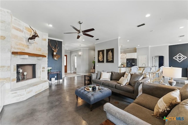 810 Pinnacle Pkwy, New Braunfels, TX 78132 - living room featuring ornamental molding, concrete floors, recessed lighting, a ceiling fan, and baseboards