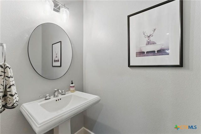 810 Pinnacle Pkwy, New Braunfels, TX 78132 - bathroom featuring a sink