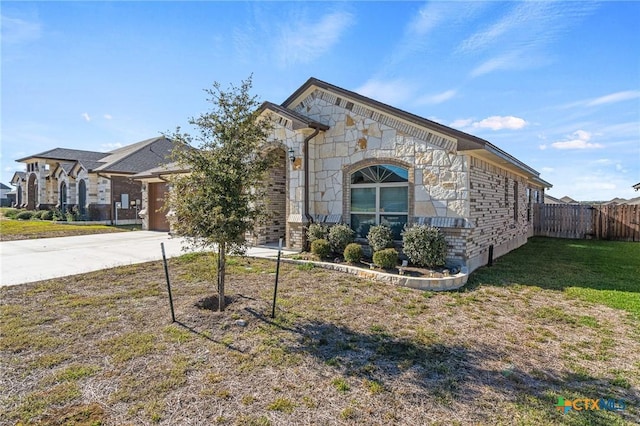 view of front facade with a front yard