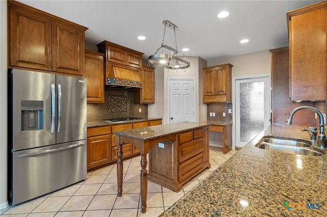 kitchen with stainless steel appliances, custom range hood, a kitchen bar, sink, and a center island