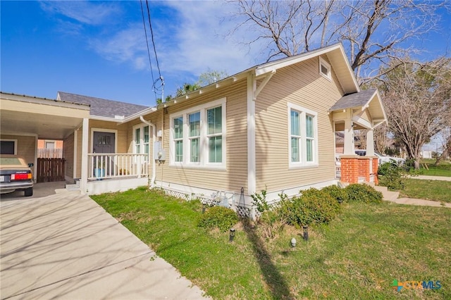 104 E Stayton Ave, Victoria, TX 77901 - view of side of property featuring an attached carport, a yard, and driveway