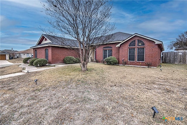 single story home with a front lawn