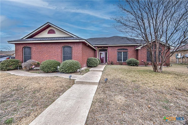 view of front of home featuring a front yard