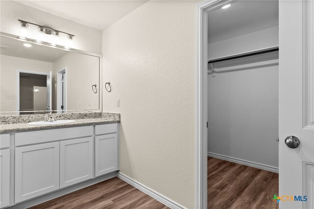 unfurnished bedroom featuring ceiling fan and a closet