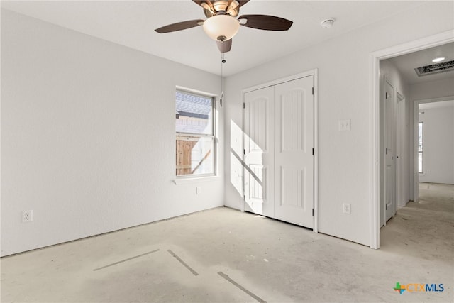 unfurnished bedroom featuring ceiling fan and a closet