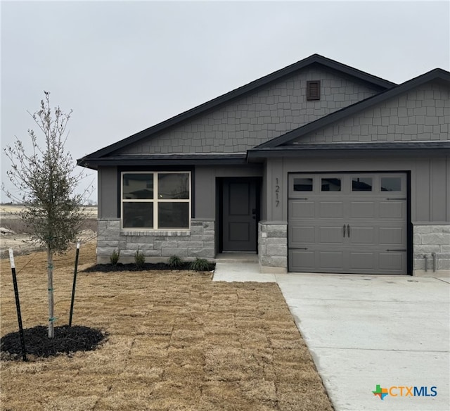 view of front of property featuring a garage and a front yard