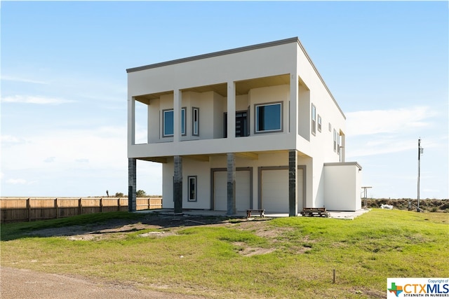 view of front of home featuring a front yard