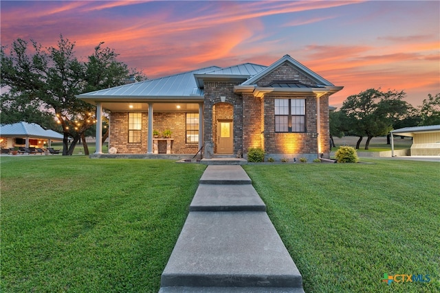 view of front of property with a lawn