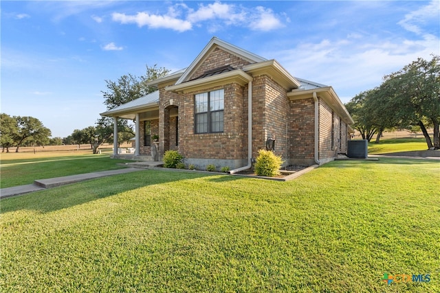 view of front of home featuring a front yard