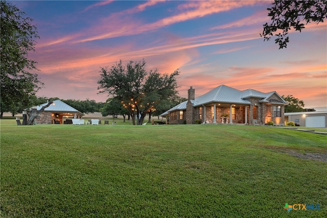 view of yard at dusk