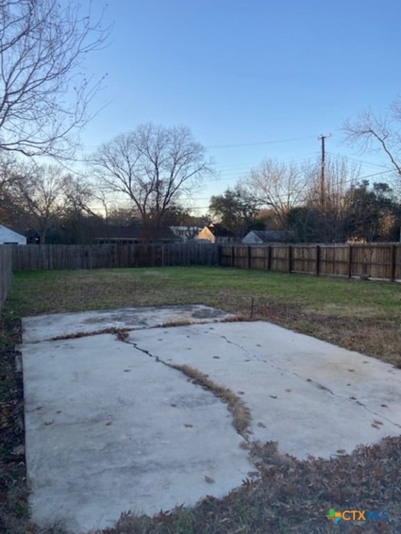 view of yard featuring a patio area