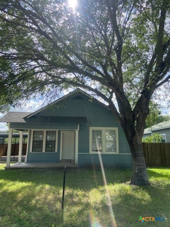 720 S Laurel Ave, Luling, TX 78648 - view of bungalow-style home