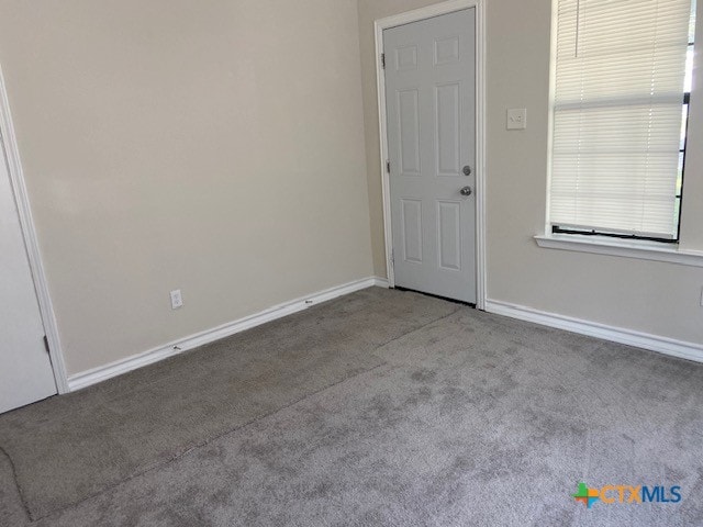 720 S Laurel Ave, Luling, TX 78648 - carpeted foyer with baseboards