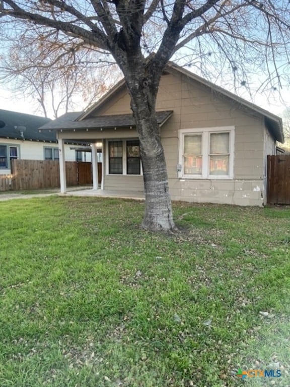 view of front facade with a front lawn