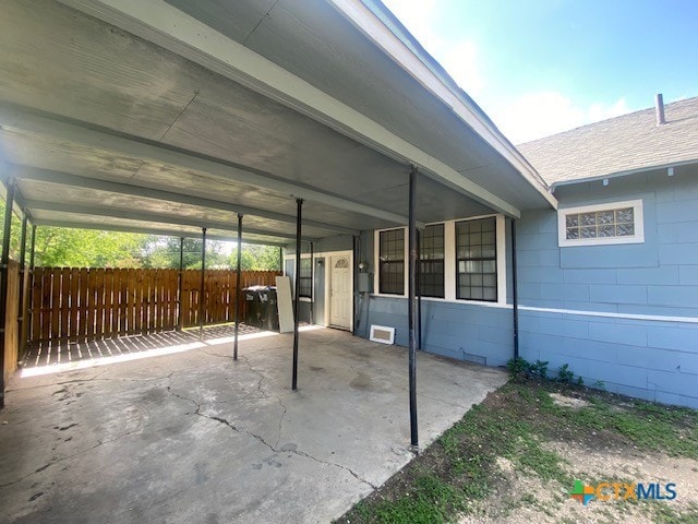 720 S Laurel Ave, Luling, TX 78648 - view of patio / terrace