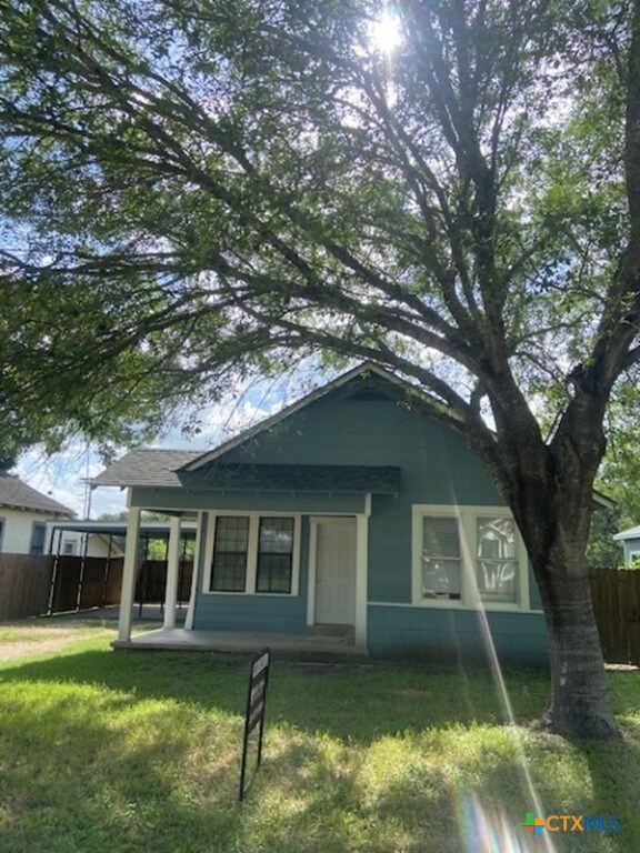 720 S Laurel Ave, Luling, TX 78648 - view of bungalow-style house