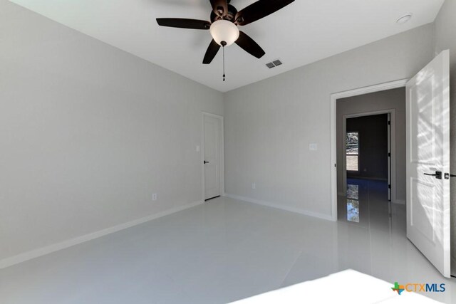 unfurnished bedroom featuring ceiling fan