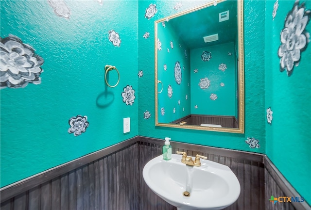 7147 Azure Waters, Converse, TX 78109 - bathroom featuring a sink