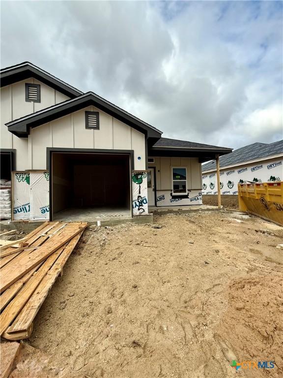 view of front of house with covered porch and a garage