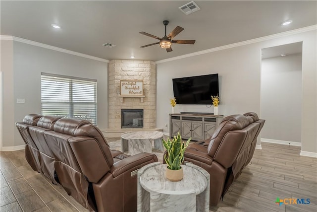 living area featuring ornamental molding, visible vents, and baseboards