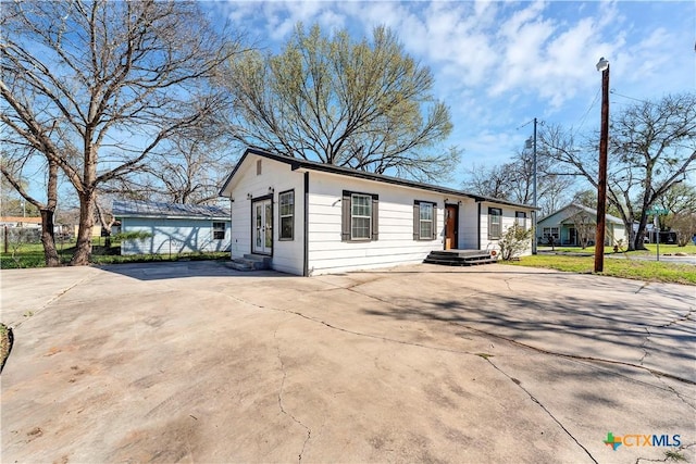 view of front of home with concrete driveway