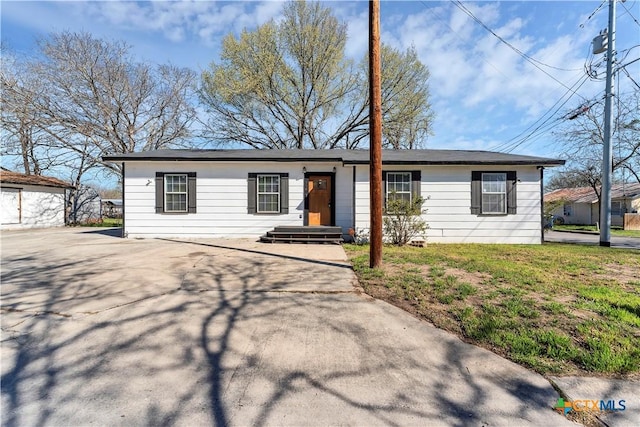 view of front of property with driveway and a front yard