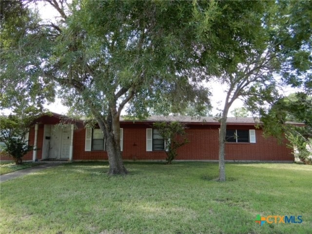 ranch-style house with a front yard