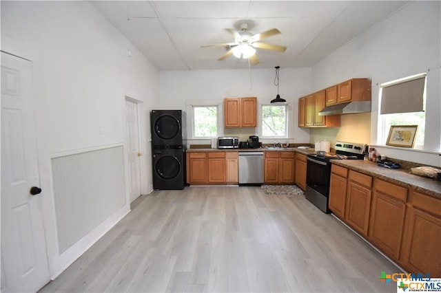 920 S 33rd St, Temple, TX 76504 - kitchen featuring stacked washer and dryer, decorative light fixtures, light wood-type flooring, appliances with stainless steel finishes, and ceiling fan