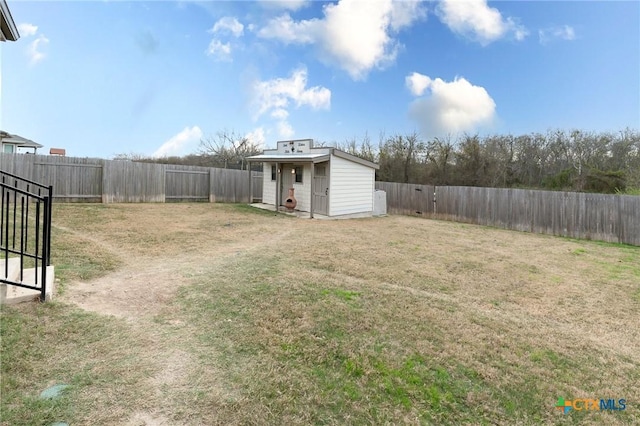 view of yard with an outbuilding