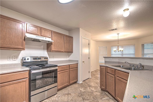 kitchen with sink, an inviting chandelier, decorative light fixtures, a textured ceiling, and electric range