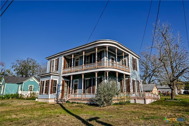 back of house featuring a lawn