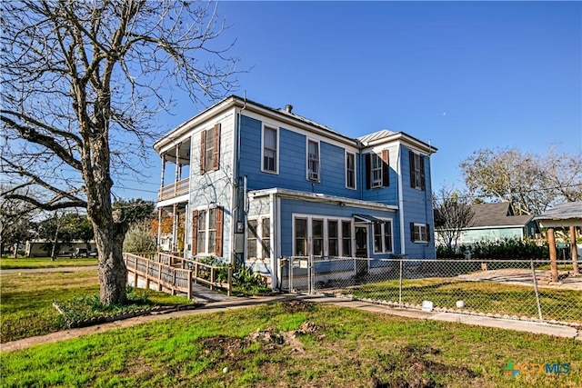 back of house featuring a yard