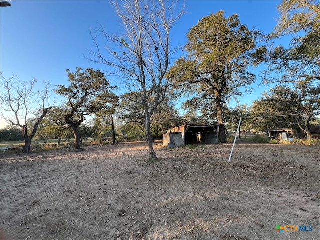 view of yard featuring an outdoor structure