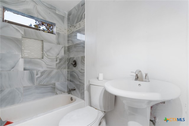 bathroom with tiled shower / bath and toilet