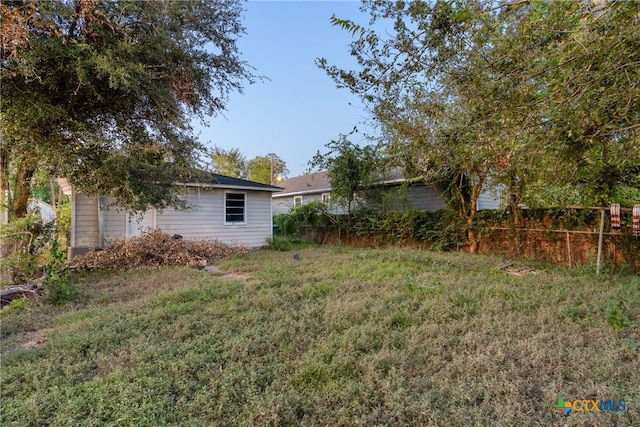 view of yard featuring an outdoor structure