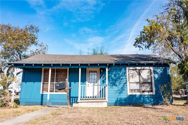 702 E Anaqua Ave, Victoria, TX 77901 - view of front of house with a front yard