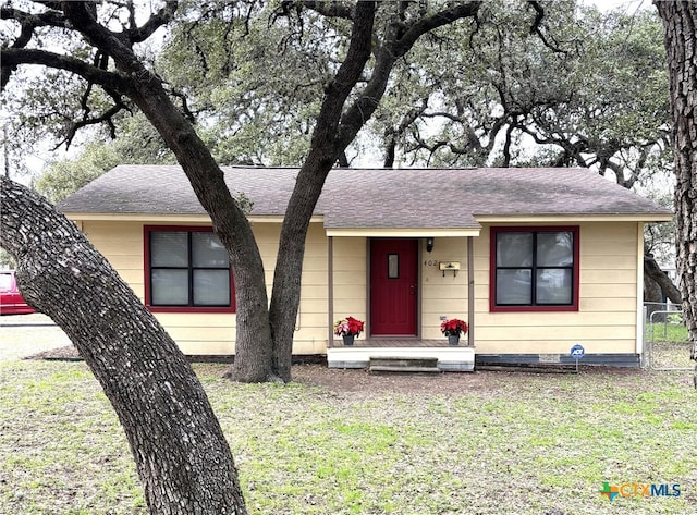 ranch-style home featuring a front lawn