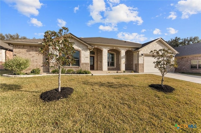 view of front of property featuring a front yard, a garage, and covered porch