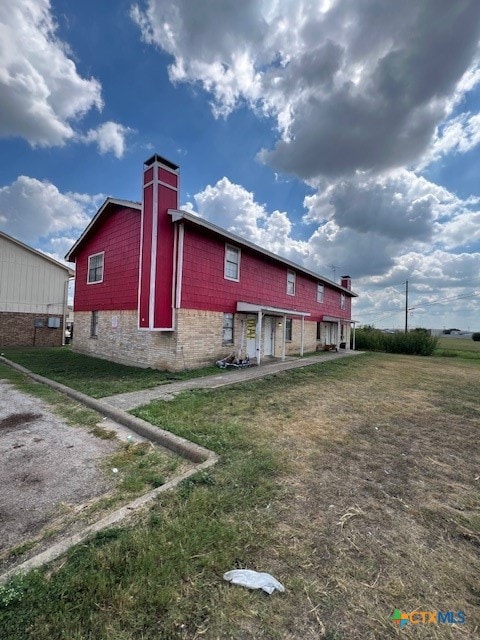 view of side of property featuring a lawn