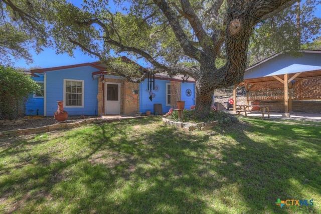 single story home with a front yard