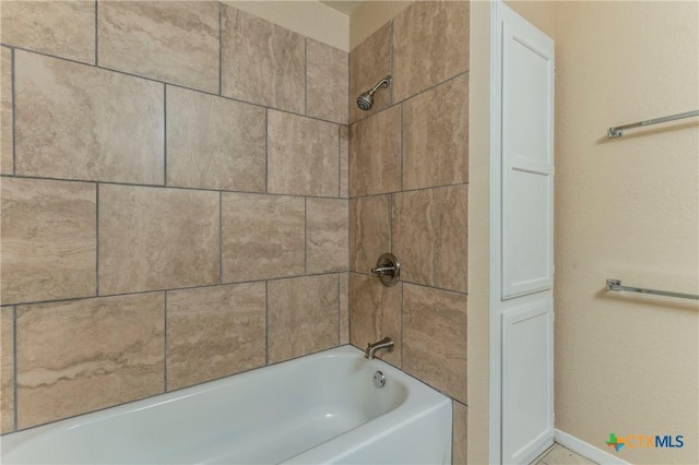 bathroom featuring tiled shower / bath combo