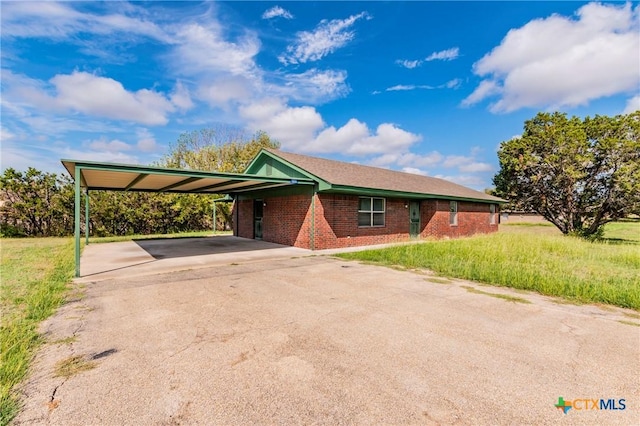 view of front facade featuring a carport