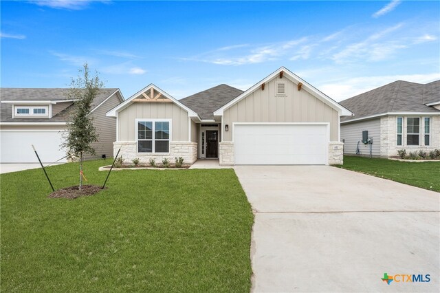 view of front facade featuring a garage and a front lawn