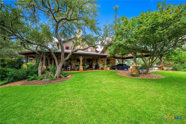 view of front of property featuring a patio area and a front yard