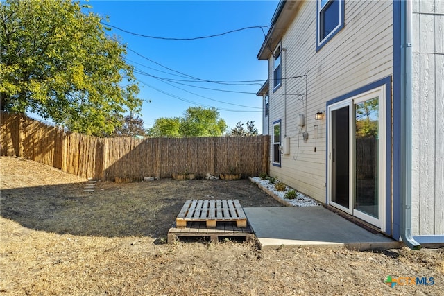 view of yard featuring a patio